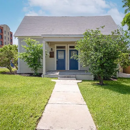 Incredible New 3Br2Ba Near Downtown Villa